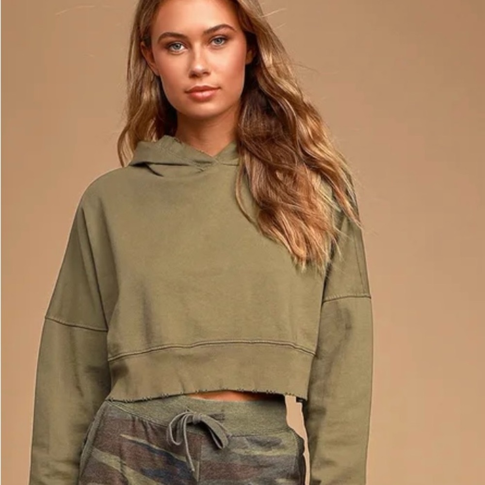 LULU’S KEEP MOVING OLIVE GREEN DISTRESSED CROPPED HOODIE